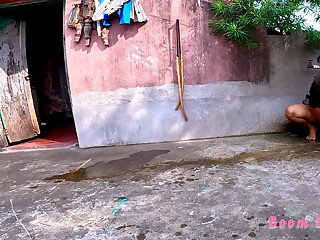Индийская дама справляет нужду на улице, не стесняясь