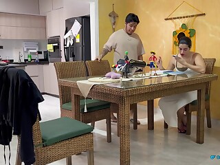 NamiQseiiin无视手机 女伴跪桌下猛吸